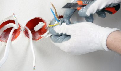 Closeup,Of,Electrician's,Hands,Stripping,Electrical,Wires,For,Wall,Socket